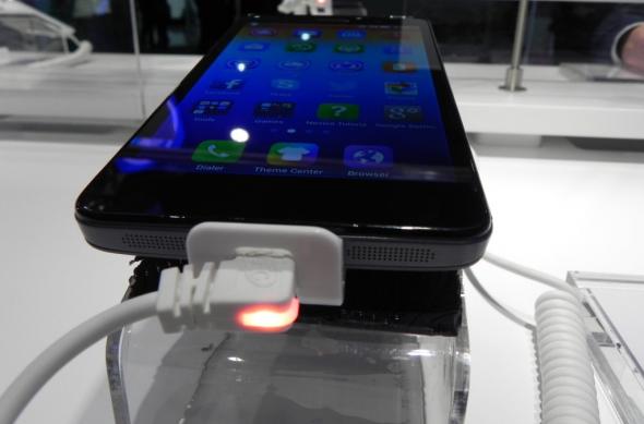 Lenovo S860 Hands on preview: phablet de 5.3 inch care poate Încărca alte telefoane (Retro MWC 2014 - Video): dscn4744jpg.jpg