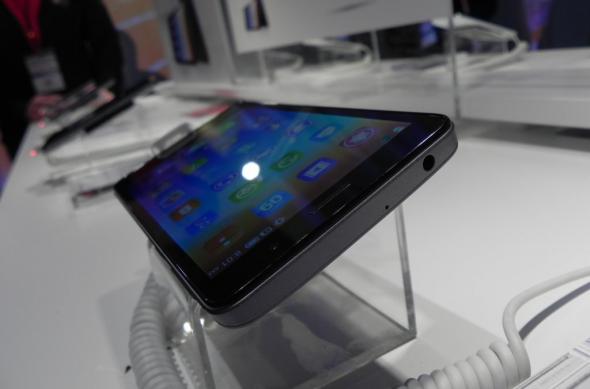 Lenovo S860 Hands on preview: phablet de 5.3 inch care poate Încărca alte telefoane (Retro MWC 2014 - Video): dscn4745jpg.jpg