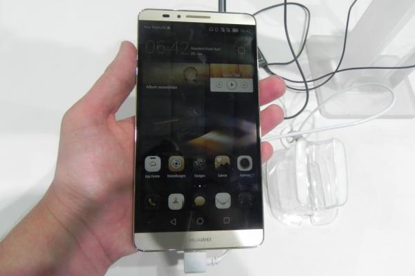IFA 2014: Huawei Ascend Mate 7 hands on - mega phablet de 6 inch, cu scanner de amprente În spate (Video)