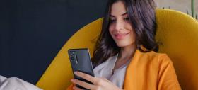 Preț și disponibilitate Motorola Edge 20 în România (+ brățară Fitbit Luxe cadou la precomandă)