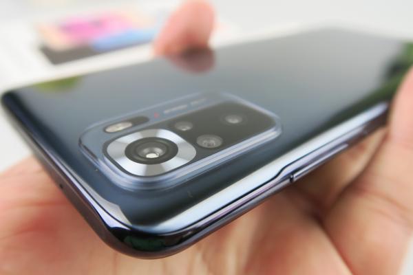 Redmi Note 10S: Design tipic Redmi Note 10, cu accent pe confort, colorit plăcut