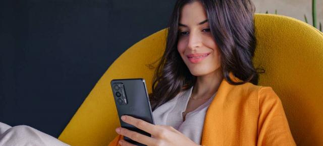 Preț și disponibilitate Motorola Edge 20 în România (+ brățară Fitbit Luxe cadou la precomandă)
