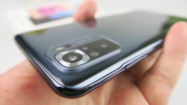 <b>Redmi Note 10S: Design tipic Redmi Note 10, cu accent pe confort, colorit plăcut</b>Redmi Note 10S păstrează din abordarea de design a lui Redmi Note 10 Pro, subliniind camera principala şi având o abordare bitonală pentru modulul camerei foto. Ce am remarcat din prima este nuanţa sa argintie în stil Lunar Silver de la Xiaomi Mi 10T