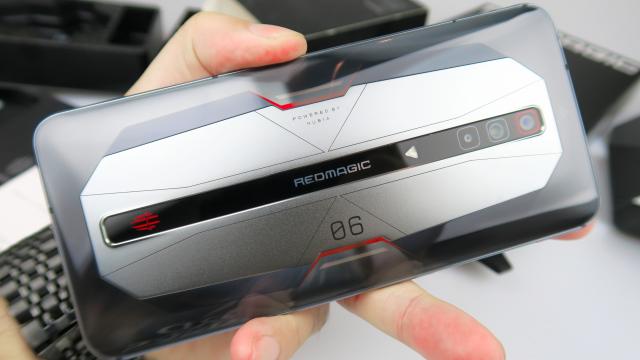 <b>Nubia Red Magic 6 Pro Unboxing: telefon de gaming absolut, cu refresh rate de 165 Hz, ventilator de 20.000 RPM</b>Bătălia telefoanelor de gaming e mai aprigă ca oricând, iar refresh rate-urile şi cantităţile de RAM deja se duc în teritoriul laptopurilor de gaming, mai în glumă mai în serios. Cel mai nou exponent al segmentului ajuns la noi