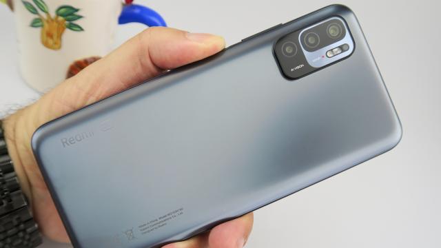 <b>Redmi Note 10 5G: Design mai şarmant decât ai zice după preţ</b>Xiaomi Redmi Note 10 5G adoptă reţeta clasică a telefoanelor sub 1000 de lei, oferind o carcasă din plastic (plastic pentru spate şi ramă), în vreme ce în fată avem sticlă cu protecţie Gorilla Glass 3. Măsoară 8.9 mm în grosime şi cântăreşte 190 de grame