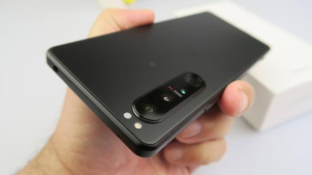 <b>Sony Xperia 1 III Review detaliat în limba română (Evaluare Mobilissimo)</b>Dacă sunt pus să menţionez o companie care ţine cu dinţii de propriile standarde de design, principii şi tradiţionalism în zona smartphone, aceea ar fi Sony. E interesant faptul că design-urile pătrăţoase datând deja de ani buni, lipsa de breton şi..