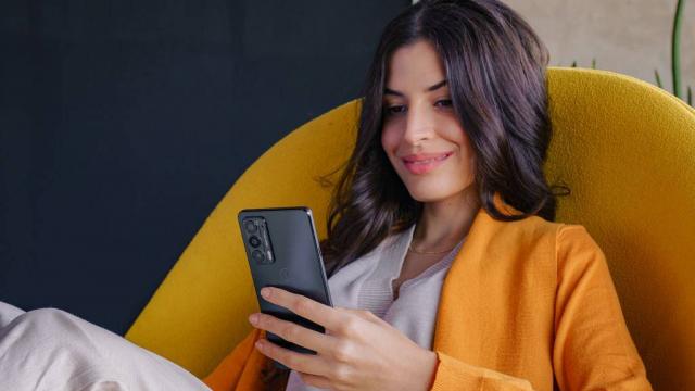 Preț și disponibilitate Motorola Edge 20 în România (+ brățară Fitbit Luxe cadou la precomandă)