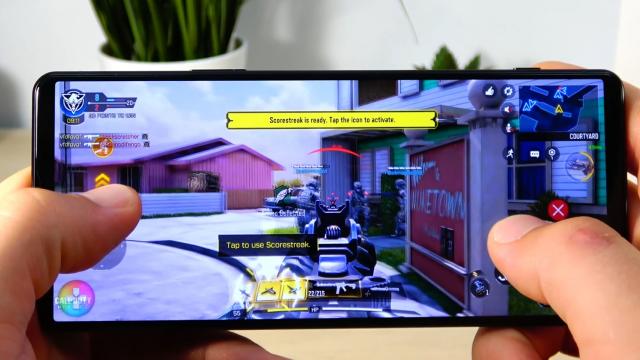<b>Sony Xperia 1 III: Benchmark-uri la superlativ, de top 10 </b>Sony a pus crema cremelor pe Xperia 1 III şi mă refer aici la procesorul Qualcomm Snapdragon 888 de 5 nm, cu 8 nuclee tactate până la 2.84 GHz. Avem şi GPU Adreno 660, 12 GB RAM LPDDR5 şi 256 sau 512 GB stocare UFS 3.1, dar şi slot microSD