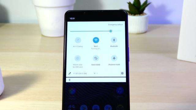 <b>Sony Xperia 1 III: Conectivitate de flagship, cel puţin pe hârtie</b>Sony Xperia 1 III este un telefon dual SIM, cu slot hibrid. Unul este nano SIM pursânge, celalat hibrid între nano SIM şi microSD. Pentru a accesa SIM tray-ul, trebuie să îl tragi cu unghia, ceea ce nu e uşor dacă nu ai unghii destul de lungi. Sony tot