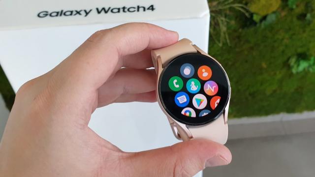 <b>În pragul lansării comeciale, Samsung livrează prima actualizare software pe ceasurile Galaxy Watch 4</b>Finalul acestei săptămâni va marca și startul livrărilor lui Galaxy Watch 4 și Watch 4 Classic, noile ceasuri flagship de la Samsung care între timp primesc un prim update software. Descoperim că noile build-uri cu numele 
