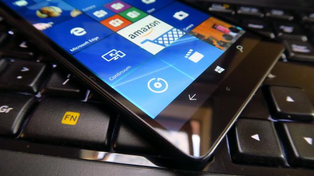 <b>Microsoft Lumia 950 XL: Hardware la maximul posibil în toamna anului 2016, minus RAM</b>Microsoft Lumia 950 XL poate că nu mai impresionează acum prin dotările hardware, dar când a sosit toamna trecută era un terminal de top, cu maximul hardware-ului pe care banii îl puteau cumpăra. Oferea un ecran Quad HD cu diagonală mare, procesorul..