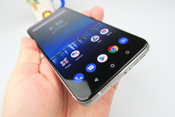 ASUS ZenFone 7 Pro: Acustica stereo face discriminare între cele două speakere