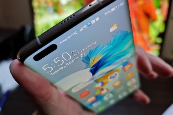 Huawei Mate 40 Pro: OS, UI, aplicaţii cu un EMUI 11 dezvoltat, control prin gesturi, Eyes on Display