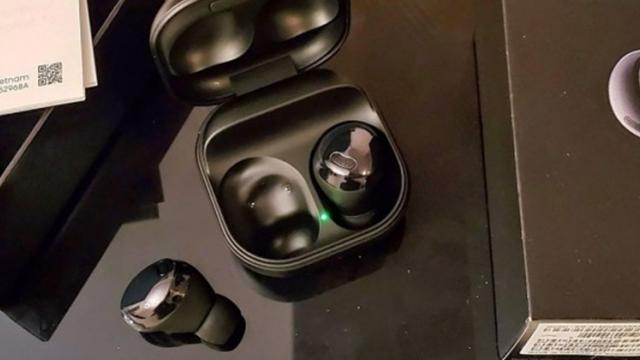 <b>Căștile Galaxy Buds Pro s-au vândut pe Facebook înainte de lansarea oficială de pe 14 ianuarie</b>Suntem obișnuiți ca dispozitivele în stadiu de prototip să scape pe net înainte de lansare. În trecut am văzut inclusiv Galaxy S21+ în detaliu, mulțumită unui YouTuber care avea telefonul în teste și l-a dezvăluit. După ce un prototip al lui OnePlus 9 a