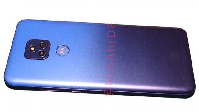 <b>Motorola Moto G Play (2021) se afișează într-o primă randare; Vine cu baterie de 5000 mAh și CPU Snapdragon 460</b>După ce mai devreme în cursul acestei zile vedeam randări pentru Moto G Stylus 2021, iată că acum primim și imagini pentru telefonul Moto G Play (2021) pe care Motorola îl va aduce pe piață în trimestrul 1 