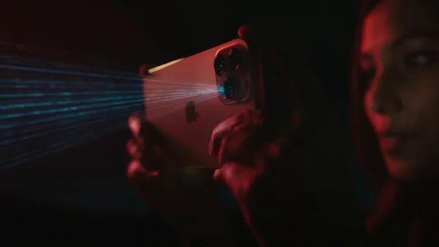 <b>Apple va aduce senzorul LiDAR pe toată seria iPhone 13, inclusiv pe modelele non-pro iPhone 13 și iPhone 13 Mini</b>Senzorul LiDAR a fost inclus în acest an pe modelele Pro din lineup-ul Apple iPhone 12, respectiv iPhone 12 Pro și iPhone 12 Pro Max. Am scris pe larg despre cum funcționează acesta și ce caracteristici aduce într-un articol detaliat aici. Astăzi aflăm