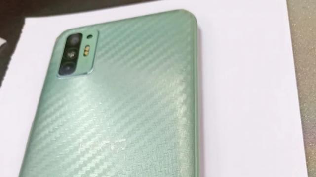 <b>HTC Desire 21 Pro 5G apare în primele fotografii; Vine cu un spate cu textură tip fibră de carbon și cameră quad</b>HTC a lansat anul trecut două modele mid-range - HTC Desire 20 Pro și HTC U20 5G. Ambele cu procesoare Snapdragon, însă disponibile exclusiv pe piața din Taiwan. Astăzi au scăpat pe net imagini cu un nou smartphone HTC. Acesta ar fi HTC Desire 12 Pro 5G