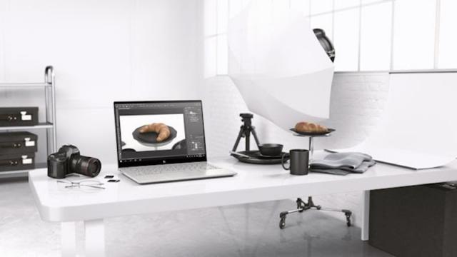 <b>CES 2021: HP Envy 14 (2021) anunțat oficial drept un studio mobil de creaţie, cu 16 ore de autonomie</b>HP a dat un refresh şi seriei de laptop-uri Envy la CES 2021, lansând modelul HP Envy 14 (2021), care poate fi considerat un studio mobil de creaţie. Nu degeaba apare lângă un aparat 
