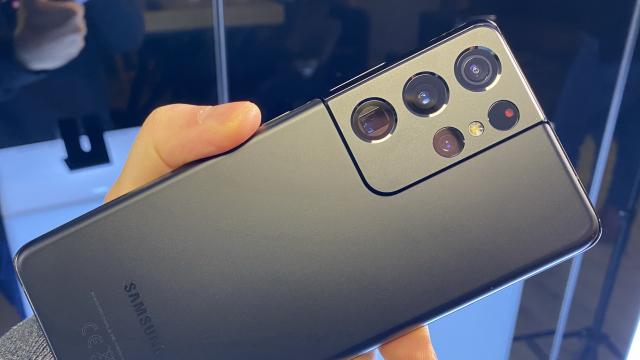 <b>Samsung Galaxy S21 Ultra 5G hands-on review: design revoluţionar al camerei, opţiuni Portrait noi, S-Pen, un "Feedback Phone"</b>A venit şi ziua cea mare! Samsung Galaxy S21 Ultra 5G a devenit oficial şi în sfârşit vă putem spune totul despre el. Cu un design complet nou pentru cameră, suport S-Pen şi un procesor de nouă generaţie