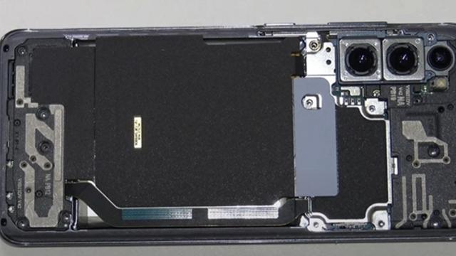 <b>Samsung Galaxy S21 a primit prima disecţie şi are componentele aranjate cam ca S20; Ar fi uşor de reparat</b>Samsung Galaxy S21 a debutat pe 14 ianuarie şi aşa cum ne aşteptam au început să apară primele analize, disecţii şi teste asupra sa. Azi vedem spre exemplu prima disecţie a telefonului
