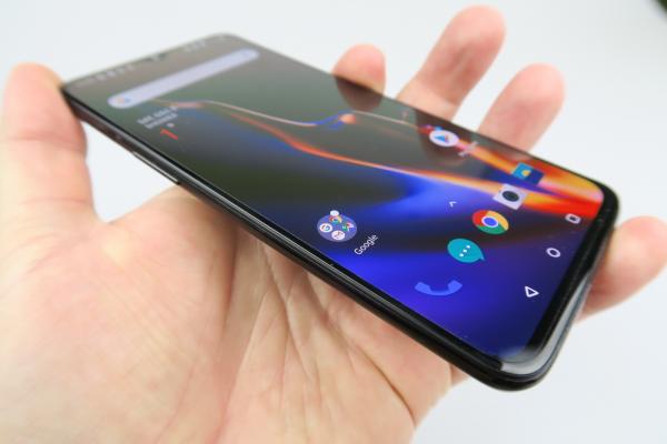 OnePlus opreşte suportul software/actualizările pentru două telefoane populare; Despre ce modele e vorba?