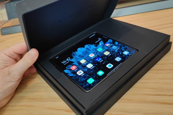 OPPO Find N Unboxing: OPPO a perfecționat rețeta telefoanelor pliabile care se deschid ca o carte