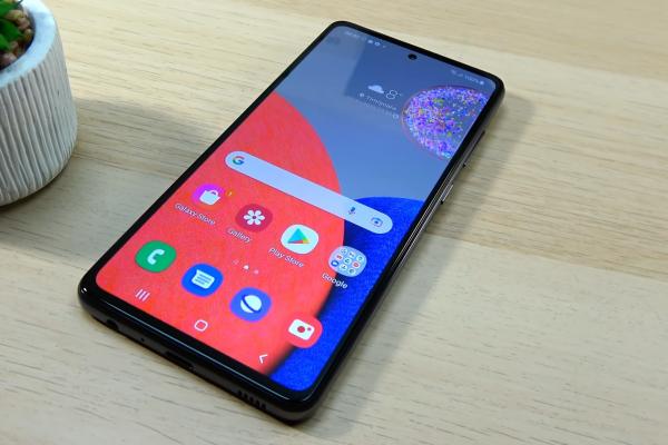 Samsung Galaxy A52s 5G: Display savuros pentru consum Netflix şi YouTube, în HDR