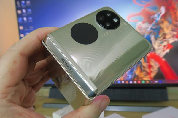 Huawei P50 Pocket Unboxing: look de tabacheră, trusă de machiaj, lampă fluorescentă, pliabilul momentului?