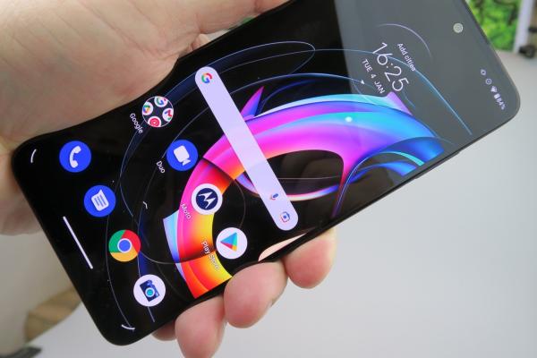 Motorola Edge 20 Lite: Display OLED cu o calitate deosebită a culorilor şi cu iluminare de top