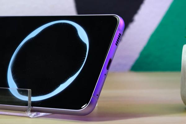 Samsung Galaxy S21 FE 5G: Acustica stereo face o treabă bună, speakerul de sus e bine camuflat