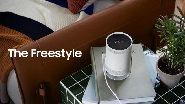 <b>Sunt ultimele zile în care mai poți primi voucher de 500 lei pentru achiziția noului videoproiector portabil Samsung The Freestyle</b>Printre numeroasele produse aduse de către Samsung în cadrul târgului de tehnologie CES 2022 din Las Vegas am avut și videoproiectorul portabil numit Samsung The Freestyle. Acesta este creat pentru divertisment oriunde ne-am afla