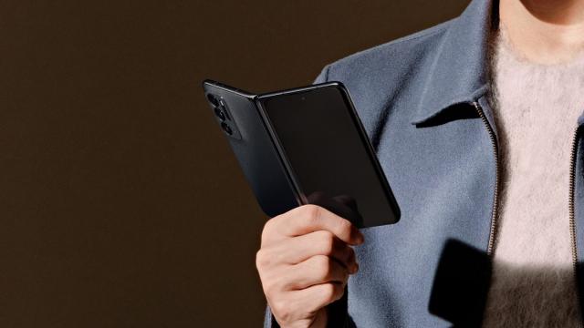 <b>Pixel NotePad vehiculat drept numele primului pliabil Google, aparent mai ieftin decât Galaxy Z Fold 3</b>Zvonurile despre un telefon pliabil Google datează deja de ceva vreme, ba chiar preced lansarea lui Pixel 6. În ultima săptămână au apărut schiţe ale pliabilului în animaţii din Android 12L Beta 2, iar acum descoperim şi numele său final