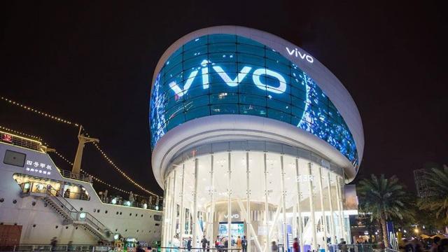 <b>vivo îşi prezintă realizările din 2021: locul 4 în top 5 producători smartphone, intrarea în România şi sponsorizarea EURO 2020</b>vivo a făcut paşi mari în 2021 pentru a evolua alături de numele mari din top 5 producători smartphone şi a inovat în special în zona foto, între selfie phone-uri de top că V21 5G şi terminale cu gimbal şi optica Zeiss. Acum compania a simţit nevoia