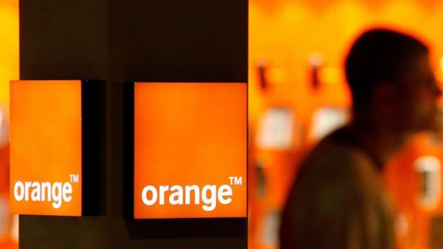 <b>Ce beneficii au angajații Orange România și familiile acestora la portare? Galaxy S21 FE ajunge la doar 169 euro (+ căști Galaxy Buds2 cadou)</b>De-a lungul timpului v-am prezentat oferte de fidelizare Orange România la prelungirea unui contract și/sau în cazul portării din altă rețea. Totuși, angajații și familiile acestora au parte de discounturi și prețuri speciale atât pentru telefoane