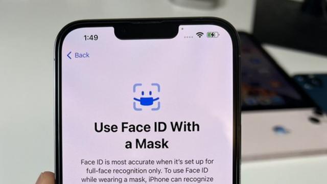 <b>iOS 15.4 Beta permite deblocarea Face ID atunci când purtăm mască, fără Apple Watch necesar</b>Până acum pentru a ne putea autentifica pe iPhone via Face ID atunci când purtam mască era nevoie de un Apple Watch conectat și desigur purtat la încheietura mâinii. Procesul va fi simplificat spre bucuria multora, astfel că odată cu iOS 