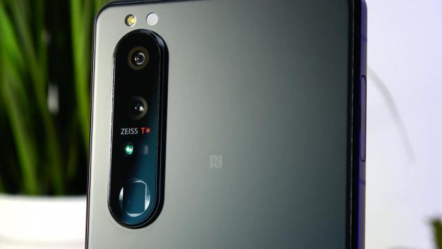 <b>Sony Xperia 1 III: Cameră ca de iPhone 13 Pro, cu extra moduri Foto/Video</b>Şi acum momentul pe care îl aşteptaţi cu toţii: vorbim despre camere! Sony rămâne la aceeaşi cameră selfie de 8 MP (senzor Samsung şi deschidere F/2.0) pe care o ştim de ani buni, în vreme ce în spate aduce o cameră quad, cu aceiaşi senzori de 12 MP