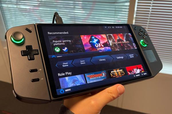 Lenovo aduce în România consola portabilă Legion Go și primul laptop cu răcire pe lichid, Legion 9i; Cât costă și de unde le cumperi?