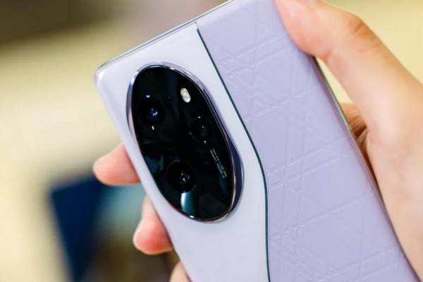 Honor 100 Pro apare în fotografii hands-on, designul său elegant fiind oficial confirmat