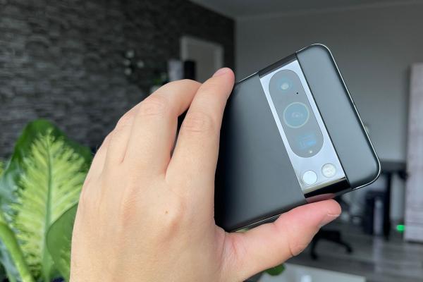 Google Pixel 8 Pro Unboxing: miroase a "telefonul anului", AI-ul ajunge puternic pe Android 14