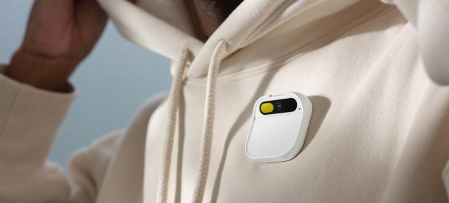 Revine pagerul? Nu, e doar o "insignă smart" pe care o pui la piept, ca în Star Trek