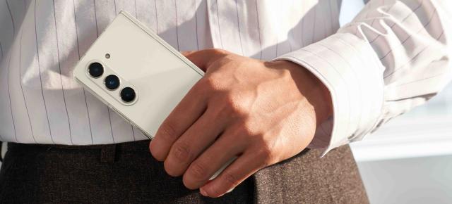Smartphone-urile de peste 1000 euro se vând bine în România; Piața va ajunge la aproape 1.5 miliarde de euro la final de an, creștere de 8% față de 2022
