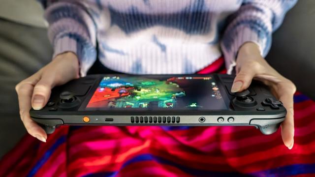 <b>Valve anunță Steam Deck OLED, model cu refresh rate crescut, baterie mai mare; Se ieftinește varianta originală</b>Vineri, cât noi căutam reduceri de Black Friday, Valve a făcut un anunț important pentru gameri. Compania a anunțat cea de-a doua generație a deja popularei console Steam Deck. E vorba despre un model OLED de această dată, acesta fiind și principalul