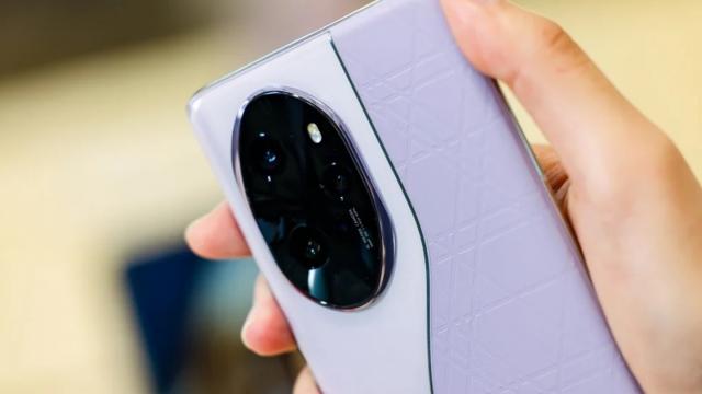 <b>Honor 100 Pro apare în fotografii hands-on, designul său elegant fiind oficial confirmat</b>Honor urmează să prezinte seria de telefoane Honor 100 pe 23 noiembrie. Vorbim despre modele high midrange ce și-au făcut apariția în randări recent. Ei bine, aspectul variantei Pro e acum confirmat oficial, făcându-și apariția într-o captură hands-on