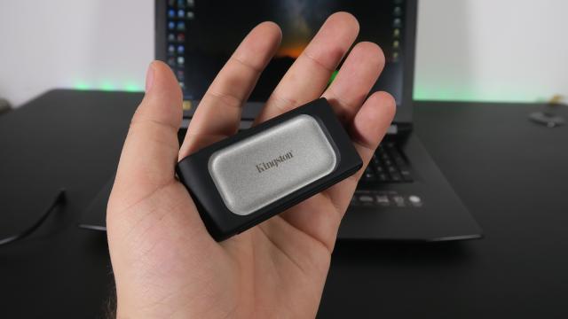 <b>Kingston Digital este lider la vânzările de SSD-uri, cu o cotă de piaţă de 28%</b>Kingston Digital a dezvăluit evoluţia sa pe piaţa internaţională, iar această firmă reper în domeniul memoriilor şi stocării a reuşit să încheie anul cu o cotă de piaţă impresionantă. E vorba despre 28% potrivit Trendforce şi aflaţi mai jos cum 