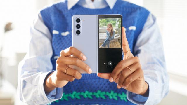 <b>Turul Magazinelor #1355: Preţ greşit la Galaxy Z Fold 5? Galaxy S23 Ultra iar ieftin + laptopuri pentru profesori</b>Ziua de luni începe în forţă, cu oferte la laptopuri pentru profesori, cu un Galaxy Z Fold 5 ce pare să aibă preţ greşit şi un Galaxy S23 Ultra care începe să sune bine. Suntem la episodul #1355 din Turul Magazinelor, care va aduce şi laptopuri speciale