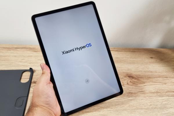 Redmi Pad Pro: OS, UI, aplicaţii cu un HyperOS bine adaptat, bonus al husei-tastatură + stylus