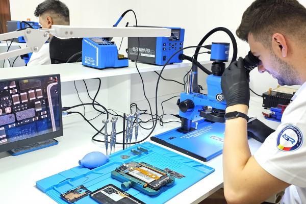 Primul centru din România pentru formarea tehnicienilor de reparații telefoane mobile, deschis la Iași