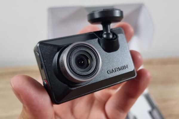 Prezentare Garmin Dash Cam X310 - Una dintre cele mai bune camere de bord de pe piață, cu filmare 4K, polarizator pentru claritate + GPS