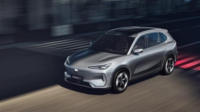 <b>Geely EX5 va ajunge și în Europa; Ce are de oferit SUV-ul electric compact și cât costă?</b>Geely este unul dintre constructorii auto chinezi aflați pe val la nivel global și Europa nu face excepție. Astăzi aflăm că cel mai nou SUV electric compact din portofoliu și anume Geely EX5 va debuta pe plan internațional. Modelul de față 