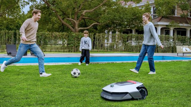 <b>Dreame A1 ajunge în România. Robotul de tuns iarba care îți face curtea impecabilă fără efort</b>Dreame Technology, cunoscută pentru produsele sale inovatoare de uz casnic, aduce în România robotul de tuns iarba Dreame A1. Dacă până acum Dreame s-a axat pe soluții pentru curățenia interioară, acum face un pas și către întreținerea 